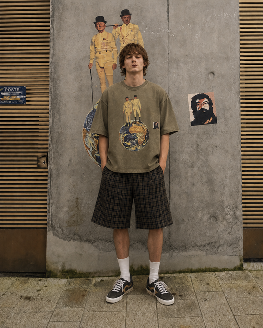 Homme portant le T-shirt A Clockwork Planet de FatherFucker devant le collage original réalisé à Rennes le 19 mars 2026, collection Therapy For Earth.
