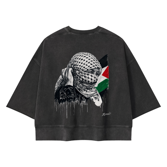 T-shirt Mineral Wash Boxy Raw Edge unisexe avec l’œuvre Witness de Bandit, issue de sa série réalisée en Palestine.