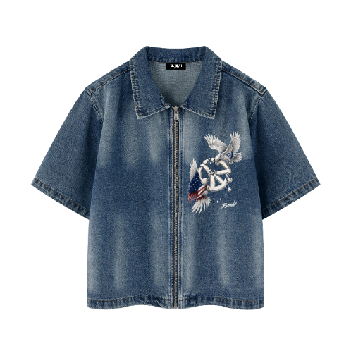 Chemise zippée bleue effet washed à manches courtes, avec visuel artistique signé Bandit représentant deux aigles, un symbole peace et des détails inspirés du drapeau américain.