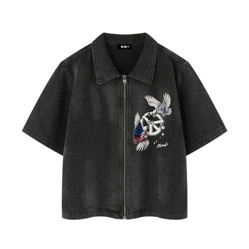 Chemise zippée noire effet washed à manches courtes, avec visuel artistique signé Bandit représentant deux aigles, un symbole peace et des détails inspirés du drapeau américain.