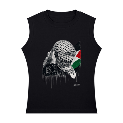 Débardeur col rond femme noir avec l'œuvre Witness de Bandit, représentant une femme portant un keffieh devant le drapeau palestinien.