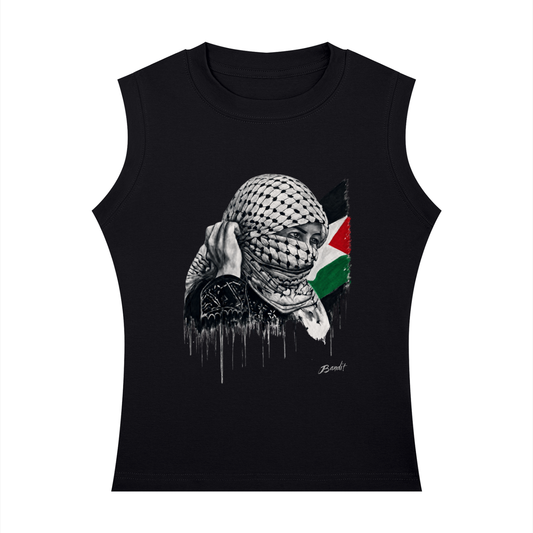 Débardeur col rond femme noir avec l'œuvre Witness de Bandit, représentant une femme portant un keffieh devant le drapeau palestinien.