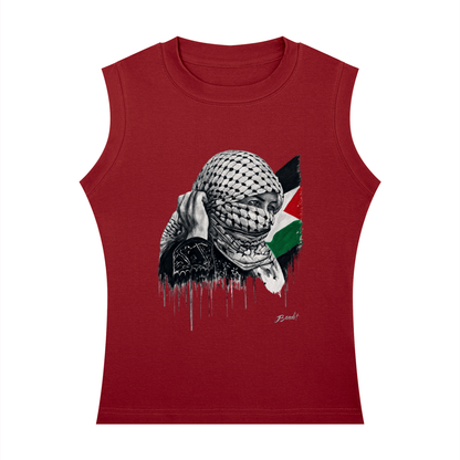 Débardeur col rond femme rouge avec l'œuvre Witness de Bandit, représentant une femme portant un keffieh devant le drapeau palestinien.