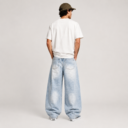 Jean Barrel Leg Sunfade Vintage homme en denim épais de la collection Les Basics par Therapy For Earth. dos sur model homme 