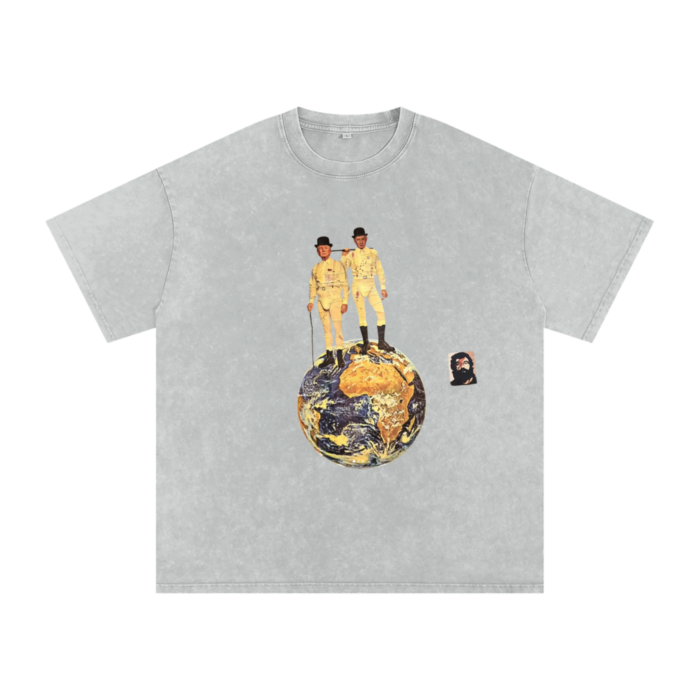 T-shirt oversized gris unisexe en coton snow washed avec visuel artistique issu d’un collage réalisé dans les rues de Rennes, création engagée Therapy for Earth soutenant le travail de l’artiste et Oxfam.