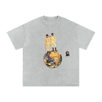 T-shirt oversized gris unisexe en coton snow washed avec visuel artistique issu d’un collage réalisé dans les rues de Rennes, création engagée Therapy for Earth soutenant le travail de l’artiste et Oxfam.