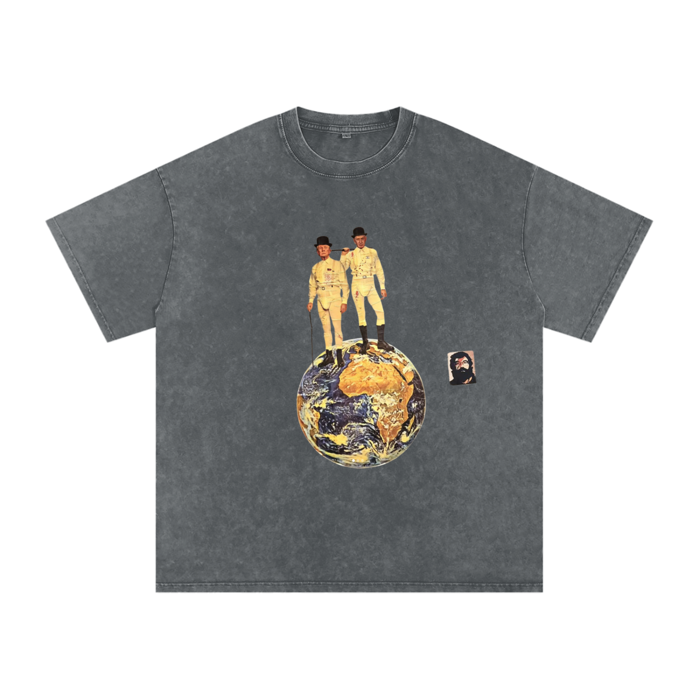 T-shirt oversized unisexe en coton snow washed avec visuel artistique issu d’un collage réalisé dans les rues de Rennes, création engagée Therapy for Earth soutenant le travail de l’artiste et Oxfam.