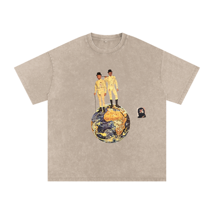 T-shirt oversized beige unisexe en coton snow washed avec visuel artistique issu d’un collage réalisé dans les rues de Rennes, création engagée Therapy for Earth soutenant le travail de l’artiste et Oxfam.