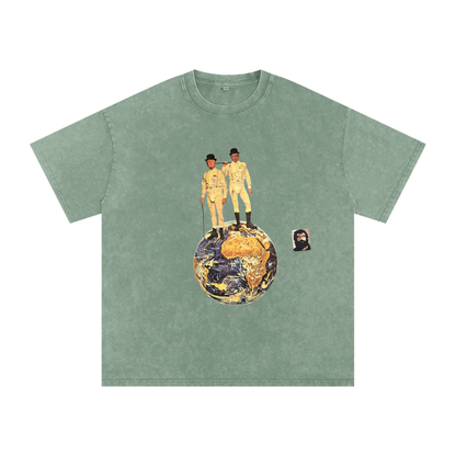 T-shirt oversized VERT unisexe en coton snow washed avec visuel artistique issu d’un collage réalisé dans les rues de Rennes, création engagée Therapy for Earth soutenant le travail de l’artiste et Oxfam.