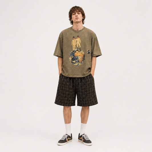 Homme portant le T-shirt A Clockwork Planet de FatherFucker avec l'œuvre originale imprimée sur le devant, collection Therapy For Earth.