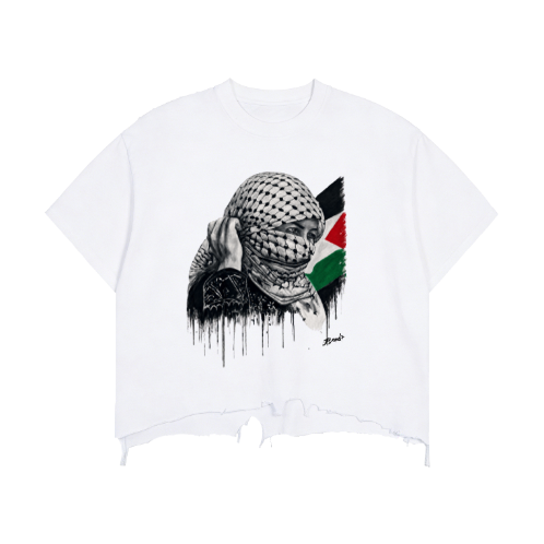 Découvrez le T-shirt Boxy Vintage Wash Distressed Hem Witness, illustré par une œuvre originale de Bandit réalisée en Cisjordanie (West Bank). 100 % coton, fabrication à la demande et 45 % des bénéfices nets reversés à Agir pour la Palestine. Maquette