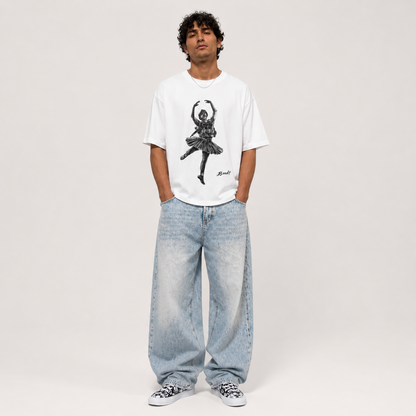 Homme portant le T-shirt blanc Bandit avec l'œuvre originale représentant une danseuse en tenue militaire, collection Therapy For Earth.