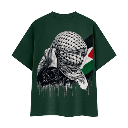 T-shirt Heavyweight Boxy unisexe avec l'œuvre Witness de Bandit, issue de sa série réalisée en Palestine. ds vert