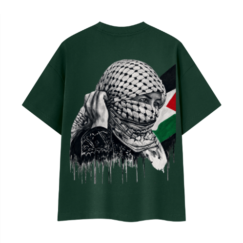 T-shirt Heavyweight Boxy unisexe avec l'œuvre Witness de Bandit, issue de sa série réalisée en Palestine. ds vert