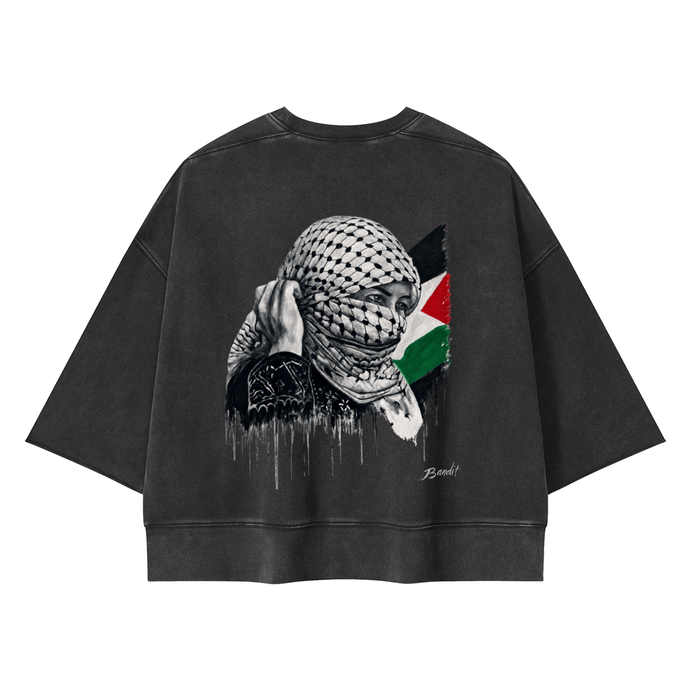 T-shirt Mineral Wash Boxy Raw Edge unisexe avec l’œuvre Witness de Bandit, issue de sa série réalisée en Palestine.