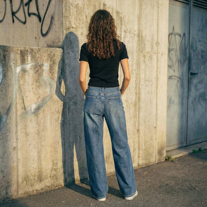 jean large patiné sur femme de dos