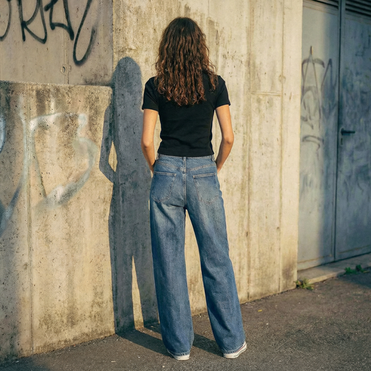 jean large patiné sur femme de dos