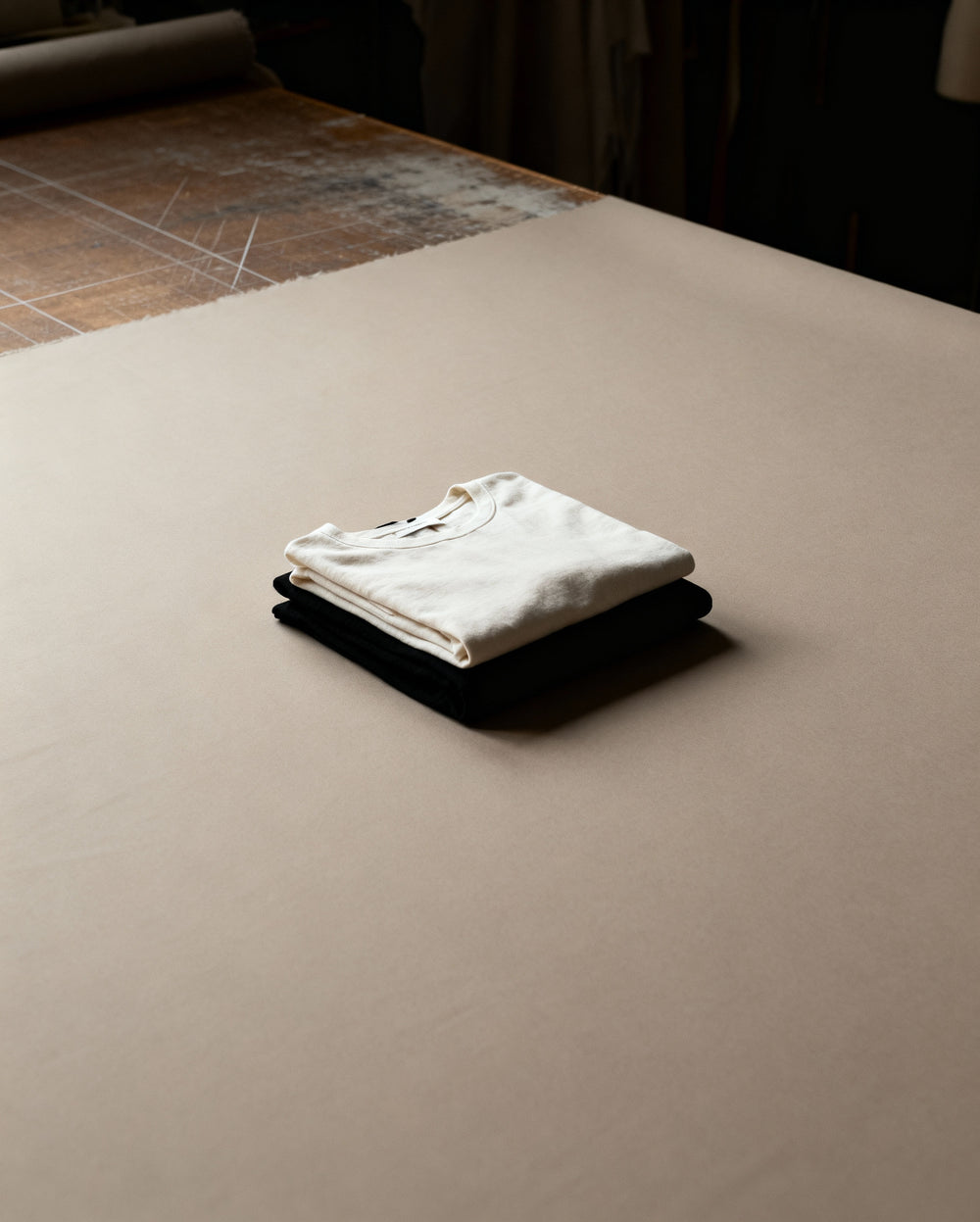 t-shirt posé sur une table 