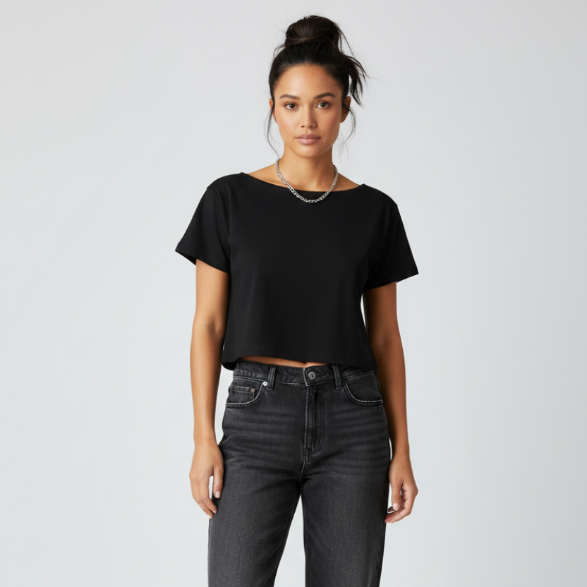femme qui porte un tshirt noir 