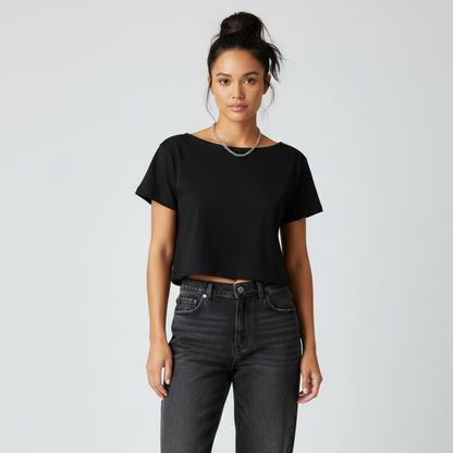 femme qui porte un tshirt noir 