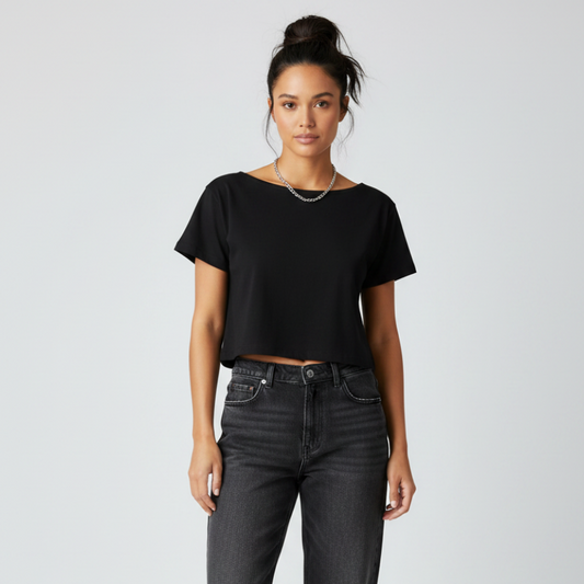 femme qui porte un tshirt noir 