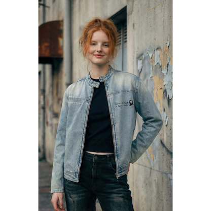 Femme en situation portant une magnifique veste en jean